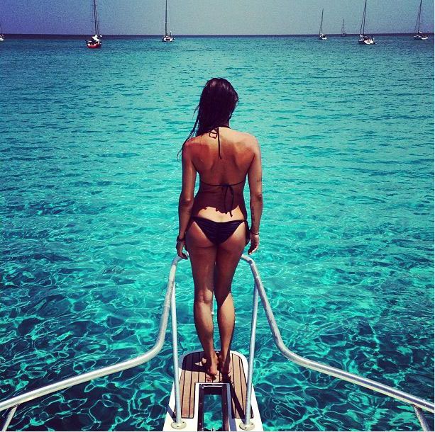 Elisabetta Canalis dal trampolino, vista da dietro. Instagram